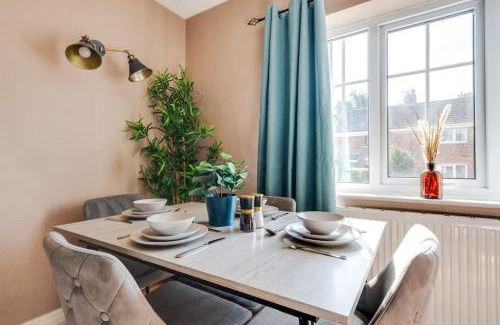 Bamber Bridge House | Alexandra - WiFi Parking Garden
