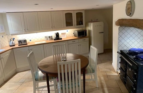 Fenny Bridges Cottage | Alfington Farm Cottage, full of charm & character