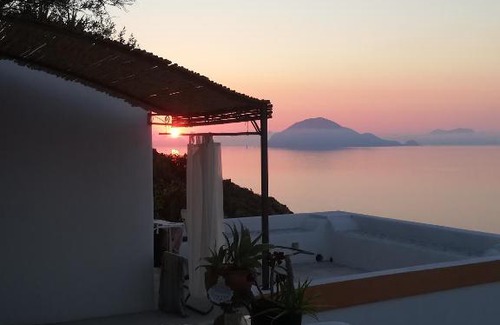 Alicudi Porto Bed & Breakfast | Alicudi Giardino dei Carrubi- al gradino 365