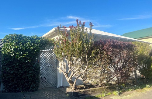 Sumner House | Alison's Garden Cottagen 2-bedroom house in a beachside village in Christchurch