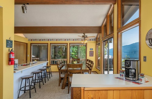 Leavenworth House | All About the Lake-Lakefront, Hot Tub, Dogs, Dock