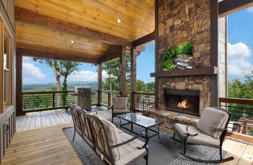 Blue Ridge House | All Decked Out - Blue Ridge Heights - Luxury, Pet-friendly, Hot Tub, Spacious Deck, Mountain Views, 5 minutes to Downtown - Blue