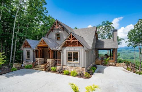 Blue Ridge House | All Decked Out - Blue Ridge Heights - Luxury, Pet-friendly, Hot Tub, Spacious Deck, Mountain Views, 5 minutes to Downtown - Blue