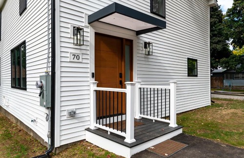 North Conway House | All New Retreat Walk to Village, Fire Pit, WiFi
