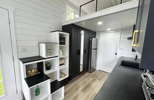 Langton Cabin | All Season Tiny Home in Forest with Sauna, Hot Tub & Wifi