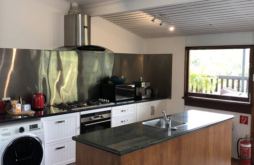 Parramatta Park House | All The Vues Tropical Oasis ideal for workgroup 6 friends and extended families