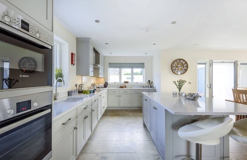 Bridport Cottage | All Views is a beautifully furnished, detached property