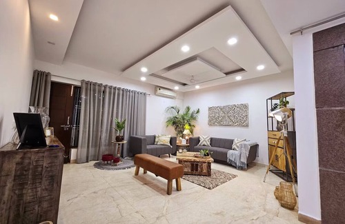 Sector D Apartment | Alluring, Affluent, Artistic Aparment 1 Room - Vasant Kunjn