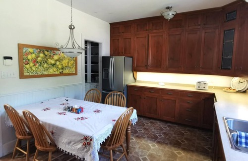 Port Stanley Villa | "Alma Villa - Historic Lakefront Mansion w/Hot Tub"