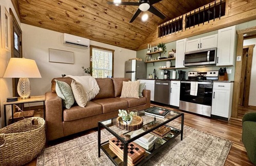 Campton Apartment | Alone At Last - New LUX - WiFi - Hot Tub
