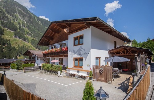 Volderau Apartment | ALPENZAUBER apartment - A whole floor of open space and sociable comfort.