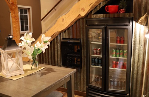 Adna House | Alpha Lodge, FALL special, Peaceful retreat, 14 guests max, fun & games, parking