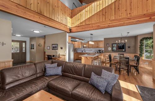 Plain House | Alpine Acres Lodge by NW Comfy Cabins