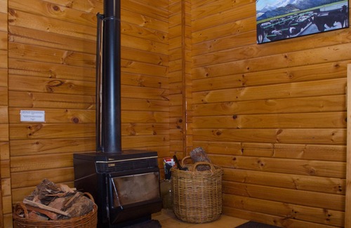 Hanmer Springs Cottage | ALPINE ON OREGON, pet friendly, with a garden in Hanmer Springs