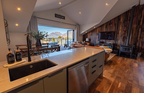 Queenstown House | Alpine Retreat - Panoramic Views & Hot Tub