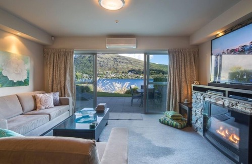 Queenstown House | Alpine Village Lakefront Apartment