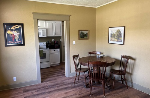 Altamont Manor House | Altamont Park~Entire Charming Bungalow~5-10 min walk to Food, Shops & Town!