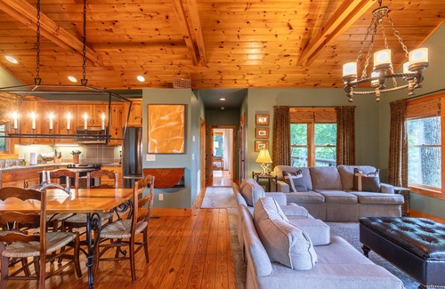 Blowing Rock House | Altitudes Attitude - Upscale Cabin with Hot Tub, 3 Minutes to Downtown Blowing Rock