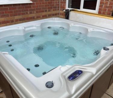 Newark House | Amaya Eight - Large 4 Bedroom - 3 Bathroom house - garden and driveway