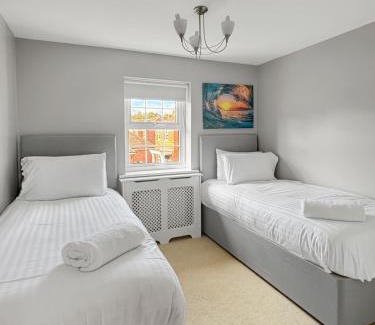 Newark House | Amaya Eight - Large 4 Bedroom - 3 Bathroom house - garden and driveway