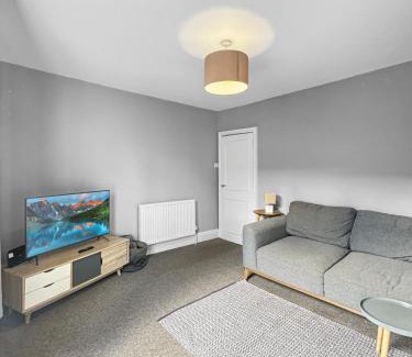 Grantham Apartment | Amaya Four - Sleeps 5 - 1 bed apartment - Newly renovated- Close to town centre -Grantham