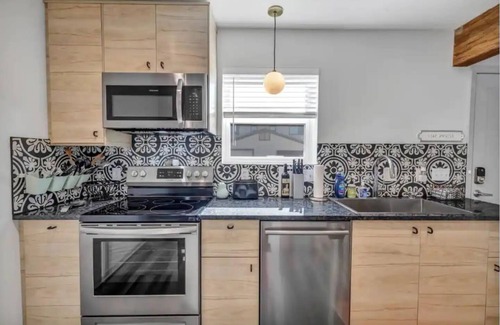 Franklin Park Apartment | Amazing 2Bedroom home near airport and downtownn