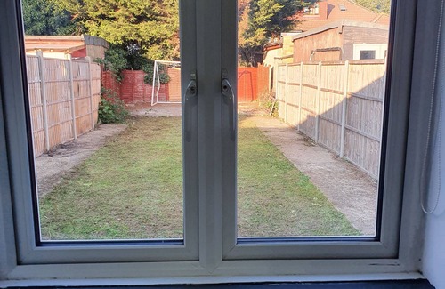 Feltham North House | Amazing 5 Bedroom Home Away From Home