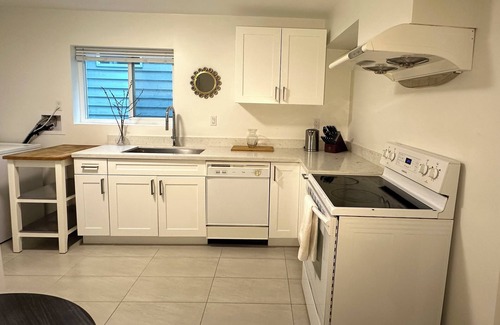 Dunbar House | Amazing, comfy 2 bed suite in Mckenzie Heights!
