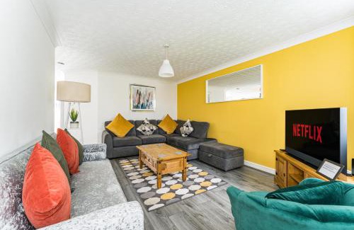 Liverpool House | AMAZING CONTRACTOR HOUSE 3 bedroom warm modern house free secure off road parking, wifi & sky sleep upto 8 guest s
