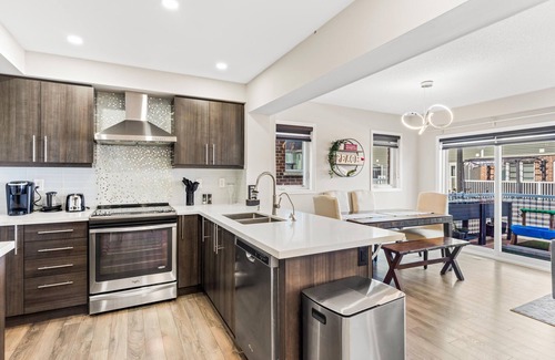 Brampton House | Amazing Family House in Brampton ~ Theatre ~ Gym
