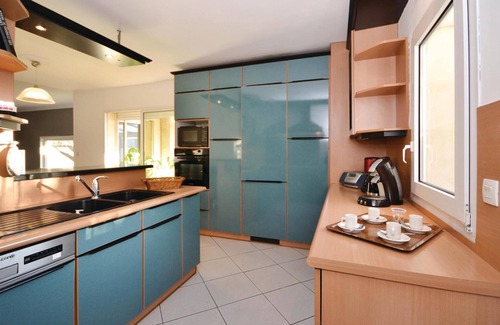 Milhaud House | Amazing home in Milhaud with WiFi