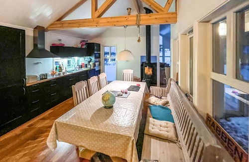 Stamsund House | Amazing home in Stamsund with kitchen