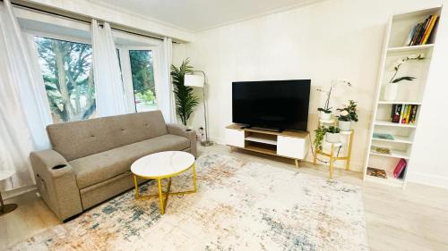 Toronto Apartment | Amazing Home Near Toronto Airport with 2 Parking