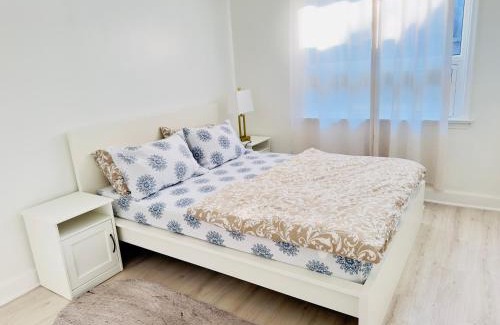 Toronto Apartment | Amazing Home Near Toronto Airport with 2 Parking