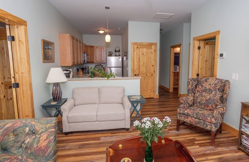 Mill Spring Apartment | Amazing Lake Adger Getaway, Apple Festival Time! Pumpkin Patches, Zip Lining.