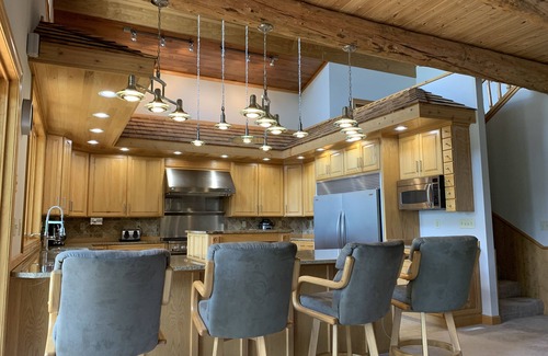 Marcell Cabin | Amazing Lake Home/Movie Theater/Game Room/Bar/3 Decks/Sandy Beach/Privacy