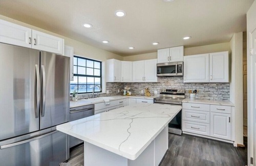 Kelseyville House | Amazing Lake View Home w Pool table Ping-Pong BBQ Deck, Watch Sunset