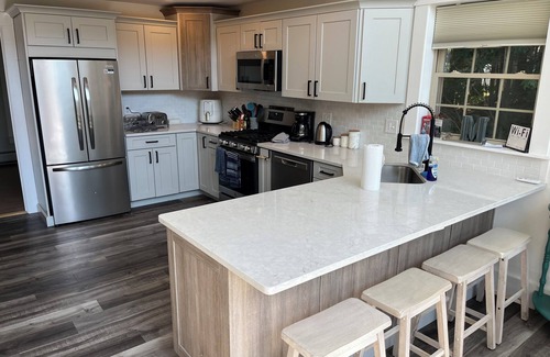 East Wakefield House | AMAZING LAKEFRONT HOUSE WITH PRIVATE DOCK, PRIVATE BEACH, 4 BEDROOMS, SLEEPS 12+
