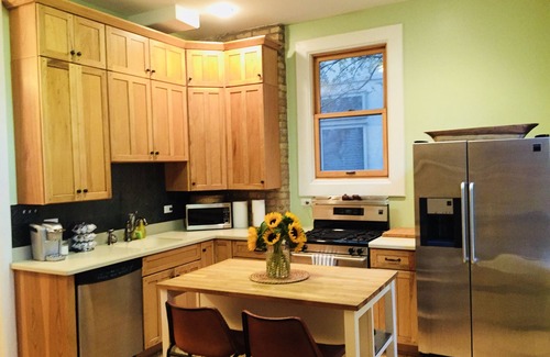 Sheffield Neighbors House | Amazing Lincoln Park Rowhouse - Perfect for Groups, Reunions and Cubs Games!