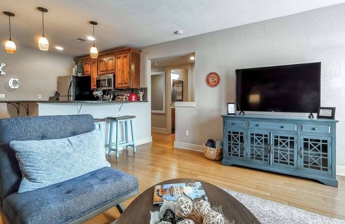 Plaza Westport Condo | Amazing Locale 2KingBR/1BTH