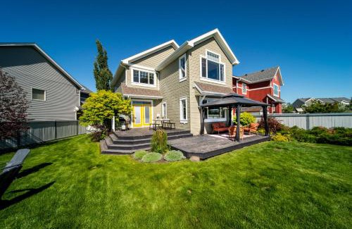 Southeast Edmonton House | Amazing Luxe Home, AC, HUGE Yard, FirePit, Pet Friendly, Sleeps 10!