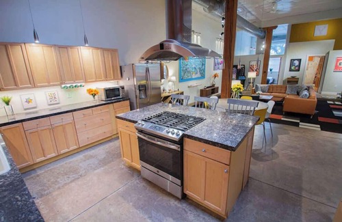 Cole House | Amazing Modern Loft in Rino Art District-Four King
