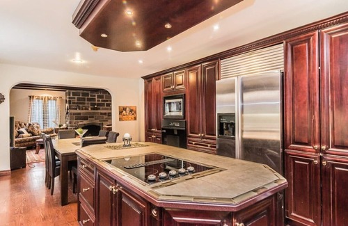 Cartierville Villa | Amazing Montreal 8BR Suites House, Parc Access, Waterview, SPA & Pool Now Open