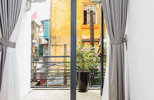 Ba Dinh Apartment | Amazing NYT Home Balcony Cozy Studio