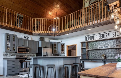 Briggsville House | Amazing Renovated Dairy Barn-Spacious Kitchen/Living Room/Minutes to Dells
