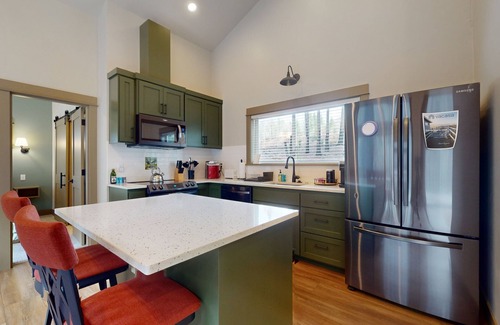 Vida Hotel | Amazing riverfront cabin with views, deck, firepit, & grill - dog-friendly