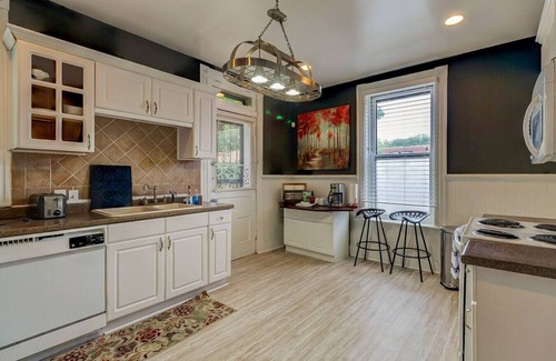 Walnut Hills House | *Amazing* Sleeps 17 -6 bedrooms-5min from Downtown