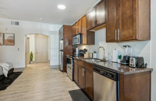 Cityplace Apartment | Amazing Uptown Apartment Free Parking Pet Friendly