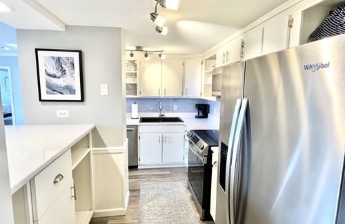 Mid America Condo | Amazing Views of Lake Hamilton! Huge Pool! Complimentary Snack Basket.