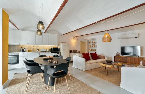 Estremoz House | Amber and Rust Estremoz City House. In the heart of the historic center of Estremoz